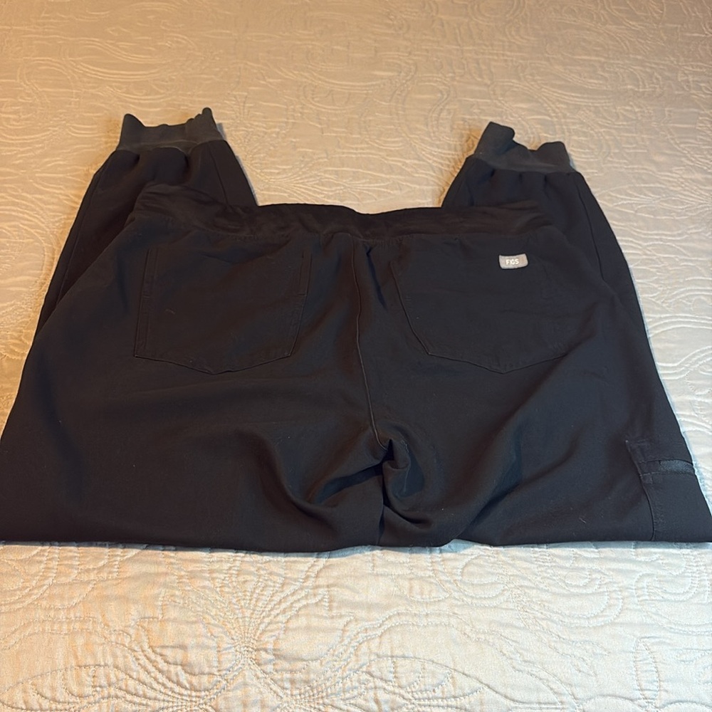 Women’s Figs Scrub Joggers - Picture 3 of 3